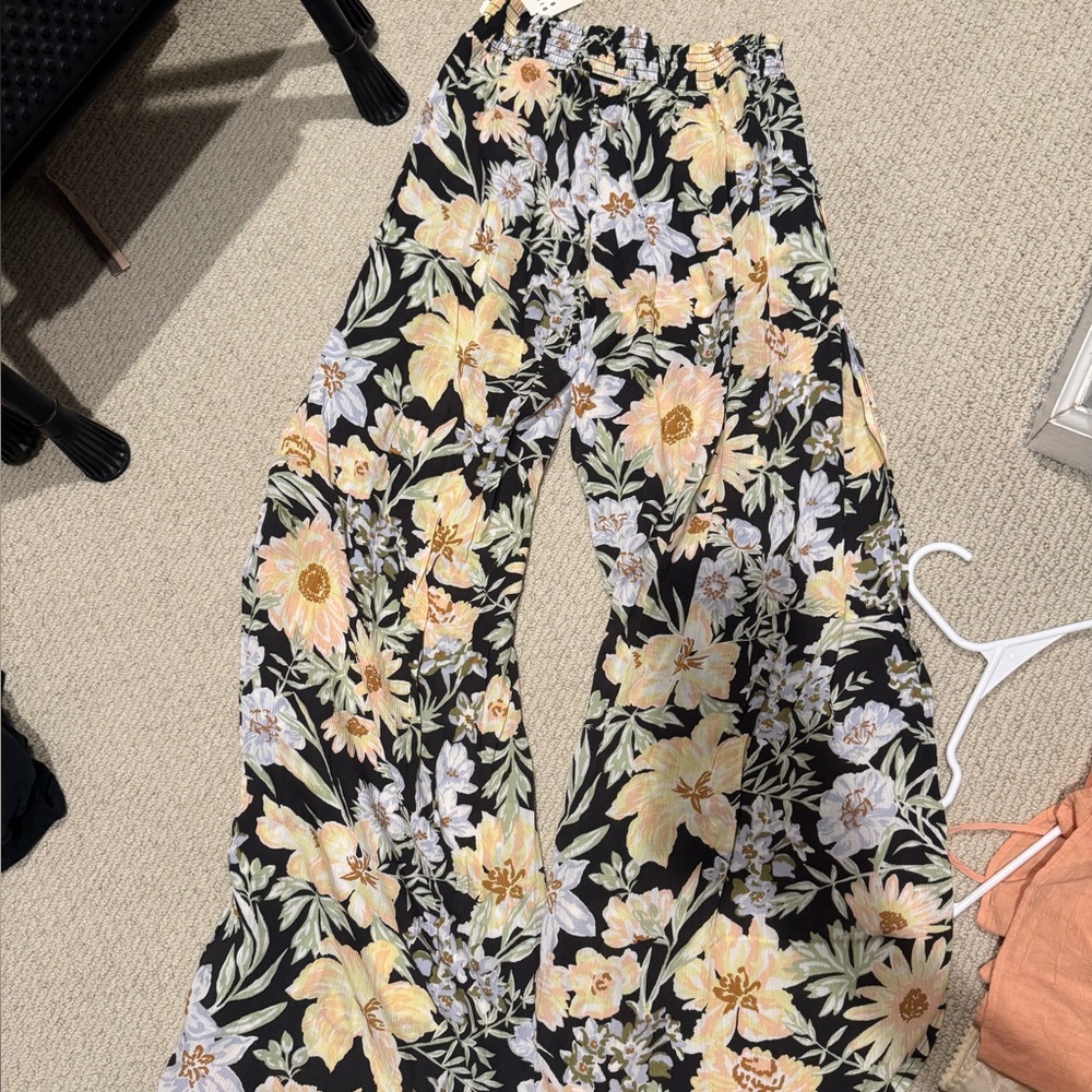 New with tags Billabong loose fit, floral, wide leg long pants size Medium
